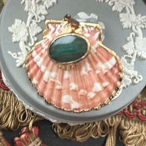 Scallops shell pendant green cabochon oval center piece white peach colored